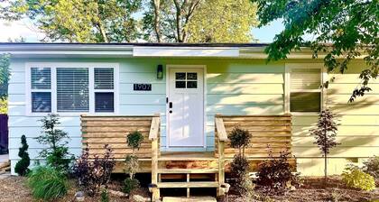 Hidden Gem! The Hogspitality House- Perfect Cottage- 5 min to Univ of Arkansas!