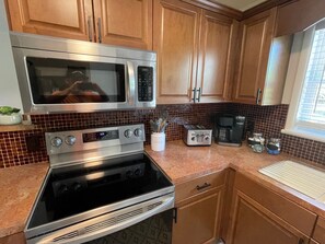 Fridge, microwave, oven, stovetop - Hidden Gem!  The Hogspitality House- Perfect Cottage- 5 min to Univ of Arkansas! (Fayetteville)