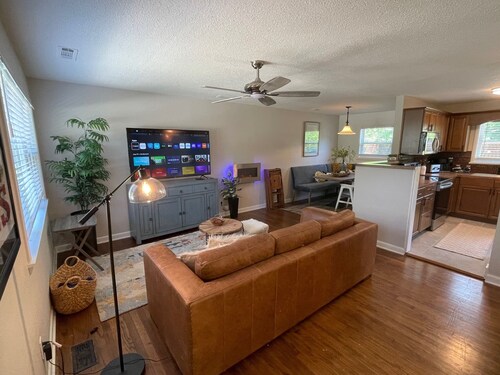 Hidden Gem!  The Hogspitality House- Perfect Cottage- 5 min to Univ of Arkansas!