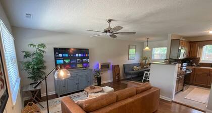 Hidden Gem! The Hogspitality House- Perfect Cottage- 5 min to Univ of Arkansas!