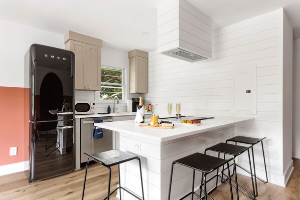 Geladeira, micro-ondas, fogão, cooktop