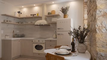 Fridge, oven, coffee/tea maker, electric kettle