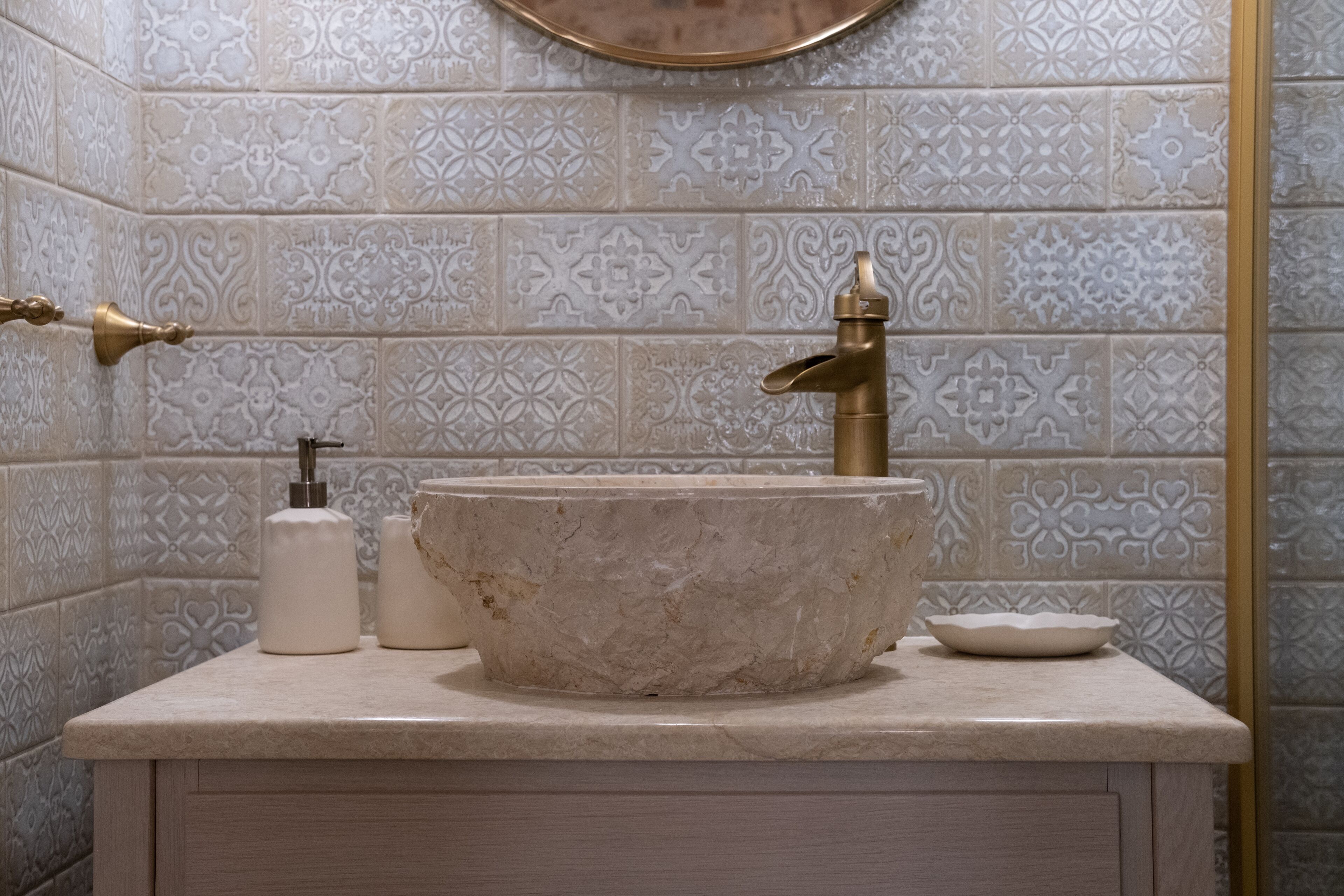 Douche, sèche-cheveux, serviettes fournies, savon