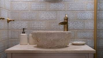 Douche, sĂšche-cheveux, serviettes fournies, savon