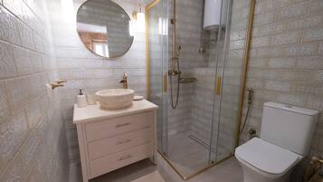 Chuveiro, secador de cabelo, toalhas de banho, sabonete