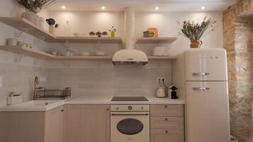 Fridge, oven, coffee/tea maker, electric kettle