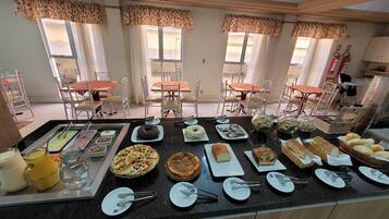 Café da manhã com buffet grátis todos os dias