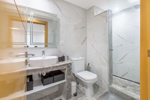 Chuveiro, toalhas de banho, papel higiênico