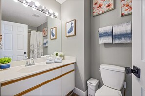 Badewanne, Haartrockner, Handtücher