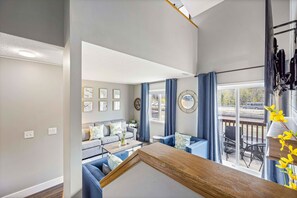 TV, peis, stereoanlegg og kontorer