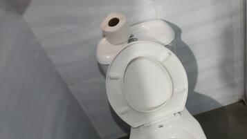 Apartamento Premium | Baño | Artículos de higiene personal gratuitos, zapatillas, toallas y jabón