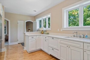 Kühlschrank, Mikrowelle, Geschirrspüler