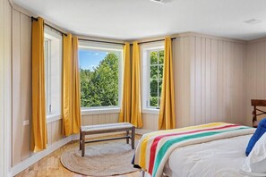 3 slaapkamers, een strijkplank/strijkijzer, gratis wifi, beddengoed