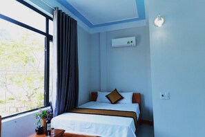 1 bedroom, desk, WiFi