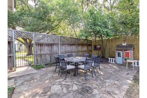 Outdoor dining - Casa de Tortuga (Bryan)