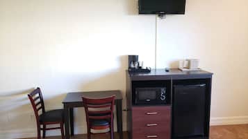 Habitación estándar, 1 cama de matrimonio grande, accesible para personas con discapacidad | Caja fuerte, escritorio, cortinas opacas y tabla de planchar con plancha