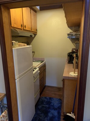 Frigorifero, microonde, forno, piano cottura