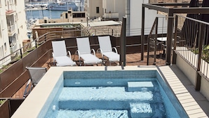 A rooftop pool with lounge chairs and a view of the marina. - Joe's Gomila Boutique Hotel (Palma de Mallorca)
