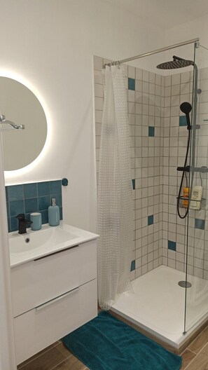 Dusche, Haartrockner, Handtücher, Seife
