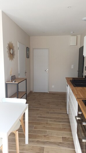 Frigorífico, microondas, horno y placa de cocina