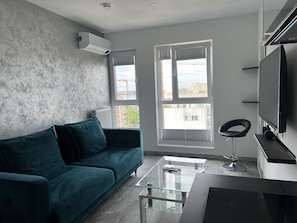 Junior Apartment | Living area | 39-inch Smart TV with cable channels, TV, Netflix - Cozy 2-Room Penthouse Lakeview W14 (Bucharest)