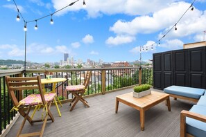 Outdoor dining - 2 Bedroom/ 2 Bath- 5 mins to stadiums - BEST city views - Free parking! (Pittsburgh)