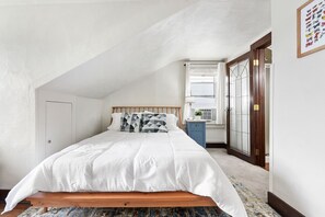 2 bedrooms, desk, iron/ironing board, free WiFi - 2 Bedroom/ 2 Bath- 5 mins to stadiums - BEST city views - Free parking! (Pittsburgh)