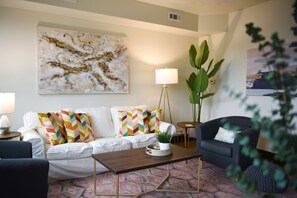 Smart TV, books - 2 Bedroom/ 2 Bath- 5 mins to stadiums - BEST city views - Free parking! (Pittsburgh)