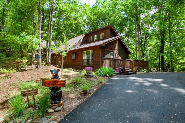 Exterior - Cobbly Nob Cabin w/ Resort Amenities & Spacious Deck (Gatlinburg)