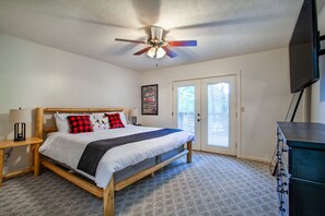 3 bedrooms, desk, iron/ironing board, free WiFi - Cobbly Nob Cabin w/ Resort Amenities & Spacious Deck (Gatlinburg)