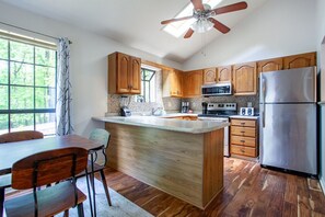 Køleskab, mikrobølgeovn, ovn, kogeplade