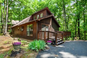 Exterior - Cobbly Nob Cabin w/ Resort Amenities & Spacious Deck (Gatlinburg)