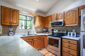 Køleskab, mikrobølgeovn, ovn, kogeplade