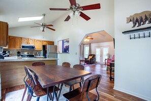 Dining - Cobbly Nob Cabin w/ Resort Amenities & Spacious Deck (Gatlinburg)