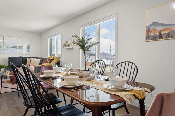 Dining - Castle View | Sleeps 15 | 5 Bedrooms & 2 Kitchens! (Pincher Creek)