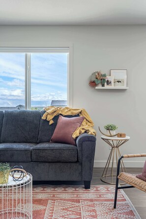 TV, offices - Castle View | Sleeps 15 | 5 Bedrooms & 2 Kitchens! (Pincher Creek)