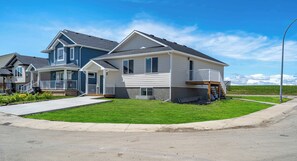 Exterior - Castle View | Sleeps 15 | 5 Bedrooms & 2 Kitchens! (Pincher Creek)