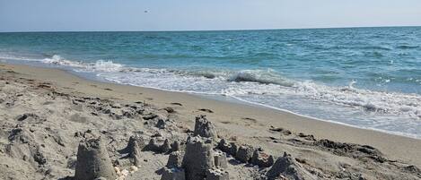 Nær stranden, solsenger og strandhåndklær