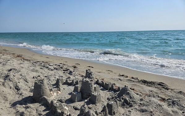 Beach nearby, sun-loungers, beach towels