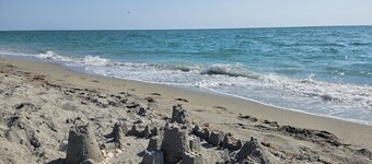 Casa Azul! 11min - warm mineral springs, 25min - beaches! HEATED Pool & floats!