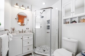 Combined shower/bathtub, hair dryer, towels, soap - Casa Azul! 11min - warm mineral springs, 25min - beaches! HEATED Pool & floats! (North Port)