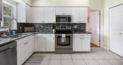 Casa Azul! 11min - warm mineral springs, 25min - beaches! HEATED Pool & floats!