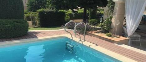 حمّام سباحة خارجي