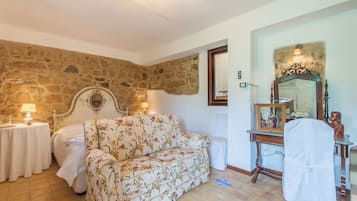 6 bedrooms, iron/ironing board, free WiFi, bed sheets