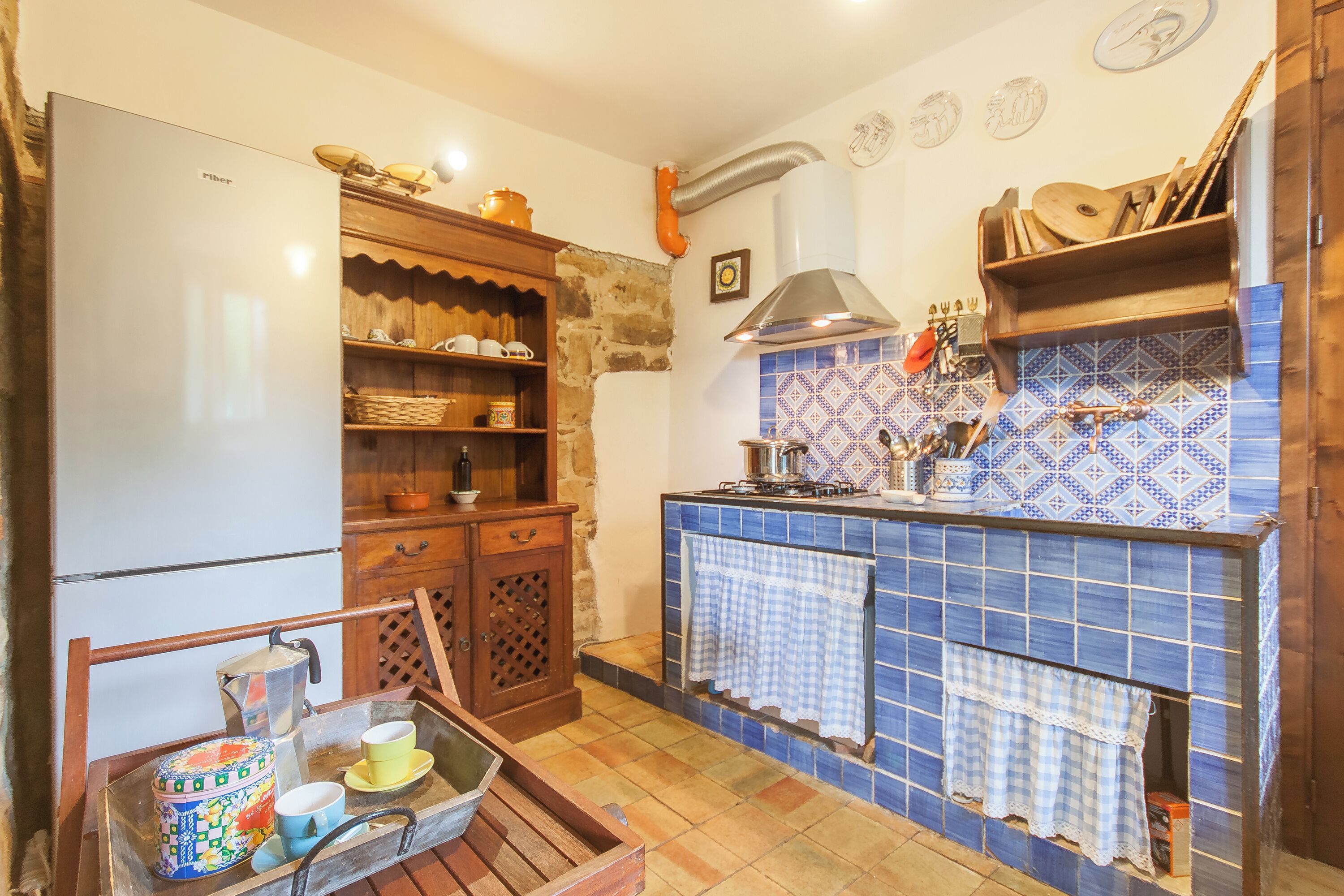 Vila Keluarga, beberapa kamar, tepi gunung (Villa Olmo With Private Pool) | Dapur pribadi | Lemari es, microwave, kompor, dan mesin pembuat kopi/teh