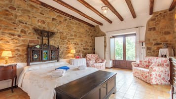 6 bedrooms, iron/ironing board, free WiFi, bed sheets