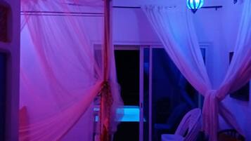 3 makuuhuonetta, työpöytä, ilmainen Wi-Fi, vuodevaatteet