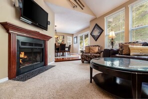 TV connectée, cheminée, jeux vidéo, table de tennis de table