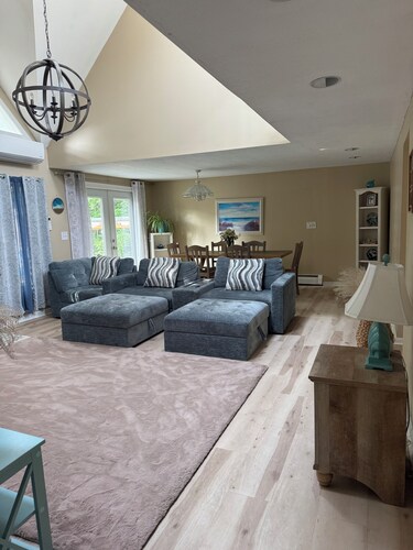 Spacious family sized beach home - 15 minute walk to beach!