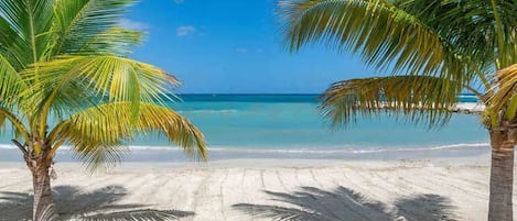 En la playa, camastros y toallas de playa